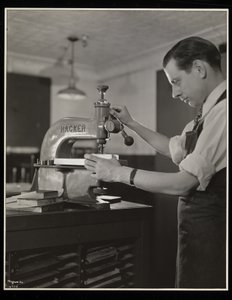 Trabalhando em tipo na Unz und Co., 24 Beaver Street, Nova York, 1932 (impressão em gelatina de prata)